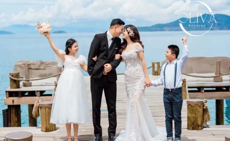 Cách tạo dáng chụp ảnh kỉ niệm đẹp cho gia đình 3 người